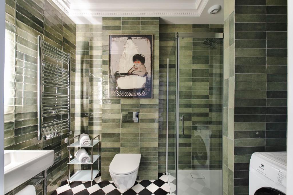 a bathroom with a picture of a child in a tub at MameHome Apartments in Krakow