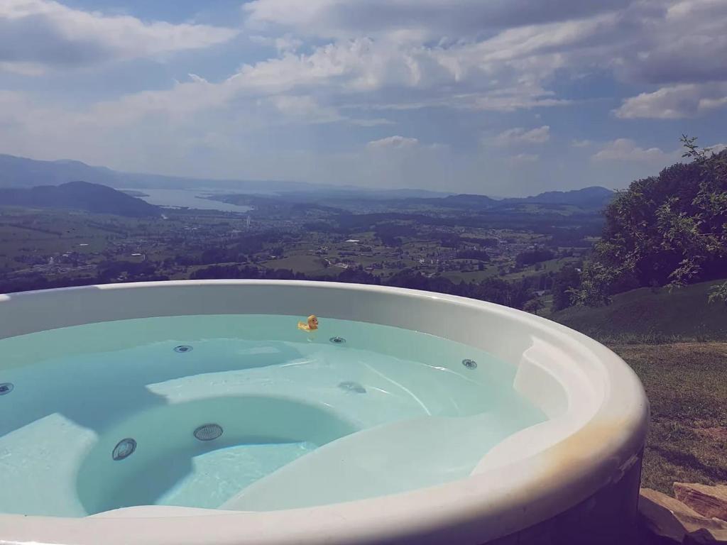 une baignoire jacuzzi sur une colline avec vue dans l'établissement Ferienhaus Bergträumli (Keine direkte Zufahrt), à Gommiswald