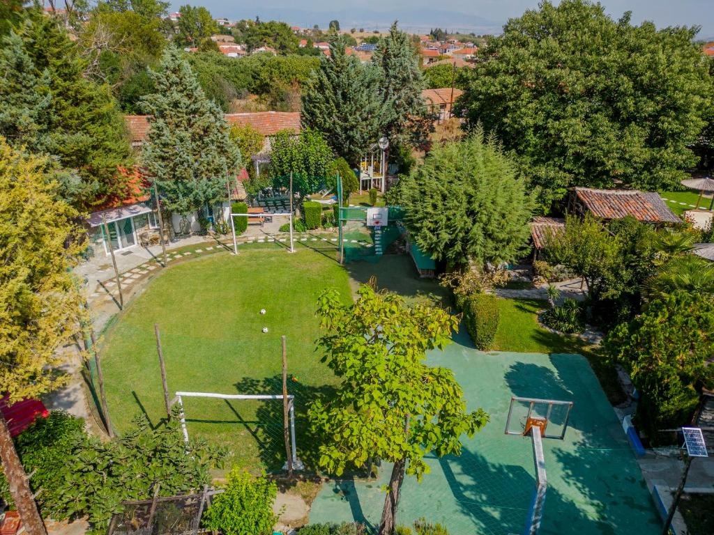 Bazén v ubytování Alexander Aqua Oasis - Poolside Garden Getaway nebo v jeho okolí