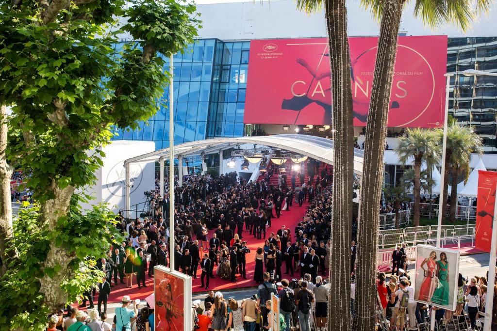 een menigte mensen op een rode loper op een evenement bij Direct view to the red carpet, 2 bedroom 311 in Cannes