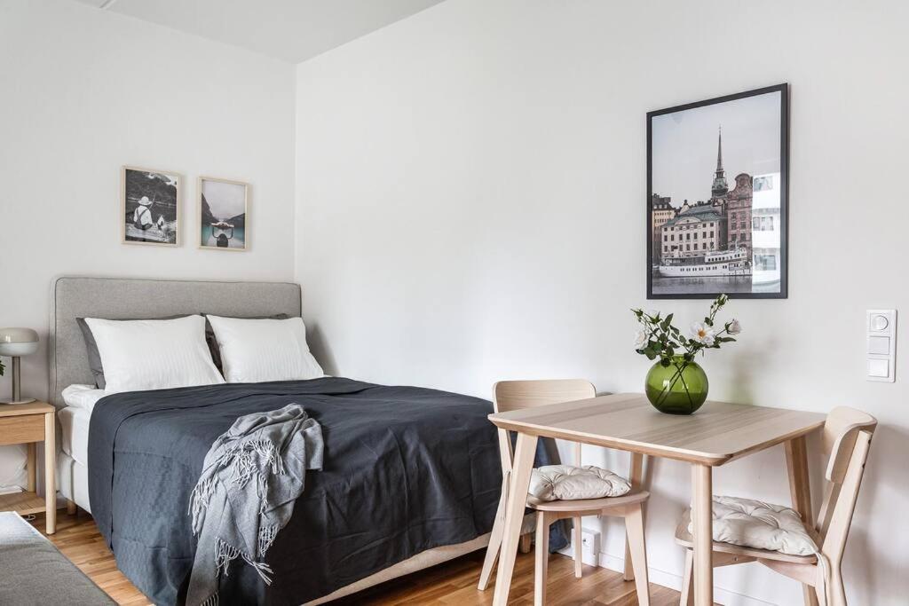 מיטה או מיטות בחדר ב-Modern Stylish Apartment With Balcony In Stockholm