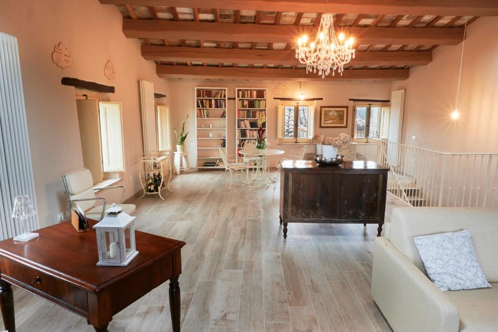 een woonkamer met een bank en een tafel bij Dimora nel Castello di Loretello in Loretello