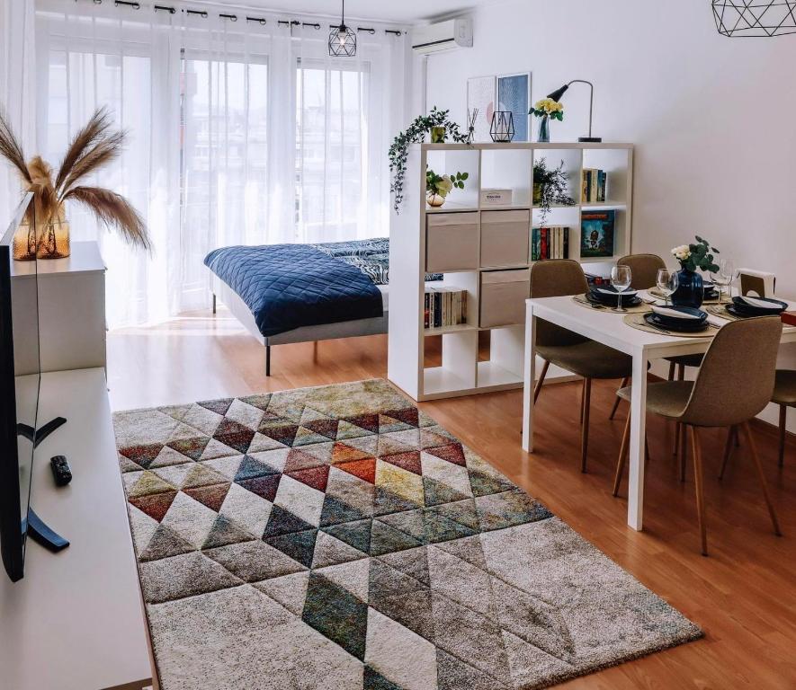 En eller flere senge i et værelse på Cosy apartment Zugló next to Puskás Aréna