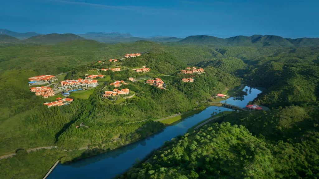 z góry widok na ośrodek nad rzeką w obiekcie Mementos by ITC Hotels, Ekaaya, Udaipur w mieście Udaipur