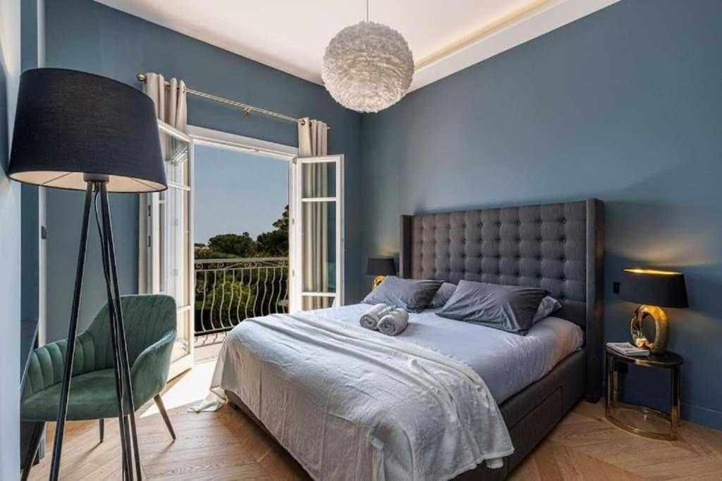 um quarto azul com uma cama e uma cadeira em Luxurious villa with indoor pool 3BR 6p - 225m2 - Cap Ferrat em Saint-Jean-Cap-Ferrat