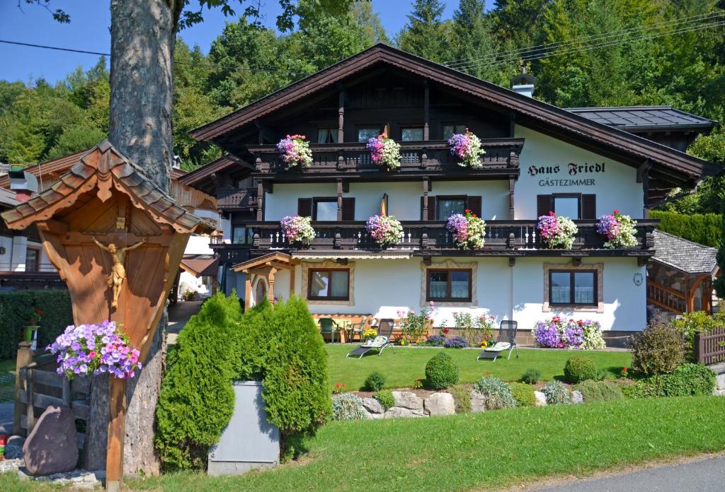 un edificio con flores delante en Gästehaus Friedl, en Kirchberg in Tirol