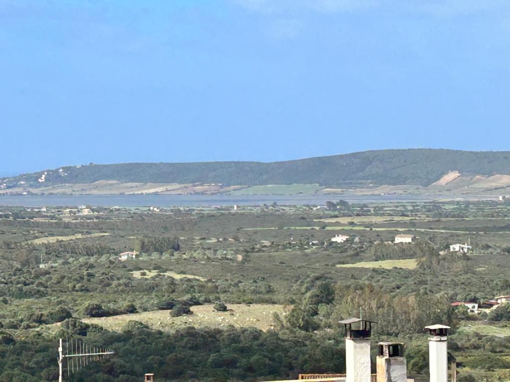 una vista de un valle con dos pilas de humo en Su Nuraghe en SantʼAnna Arresi