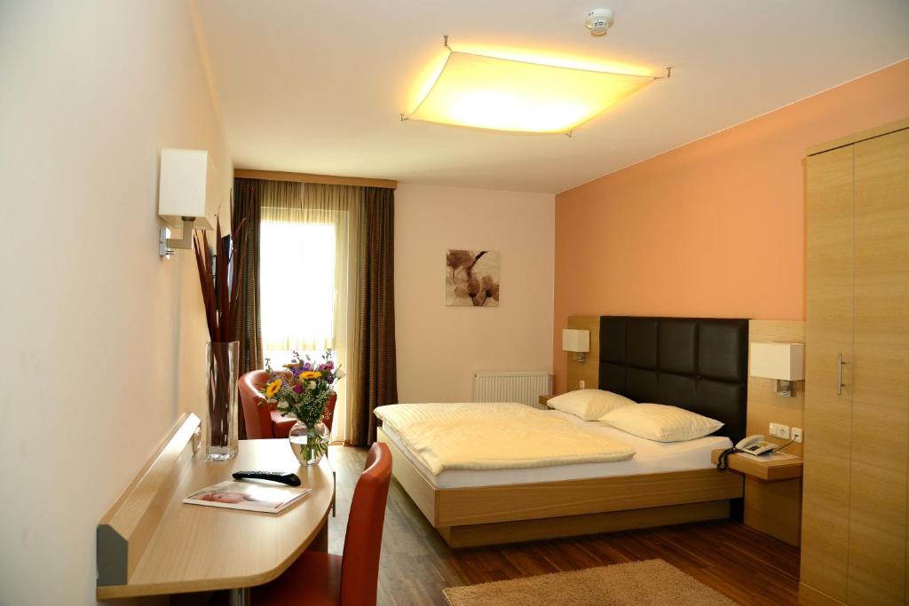 Posteľ alebo postele v izbe v ubytovaní Hotel-Gasthof Graf
