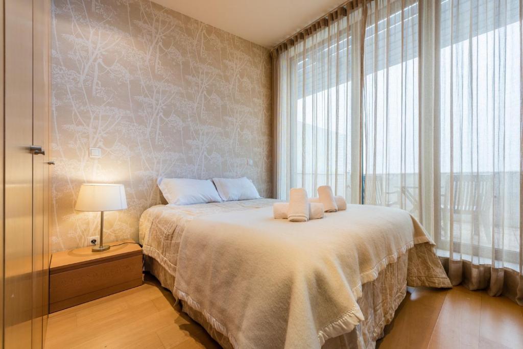 - une chambre avec un lit et une grande fenêtre dans l'établissement GuestReady - Back To Climbwood, à Monte Douro