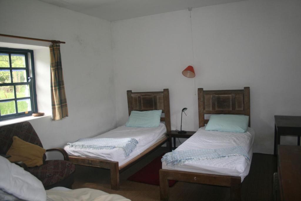 Habitación con 2 camas individuales y ventana. en Renvyle 218 Little Killary, en Renvyle