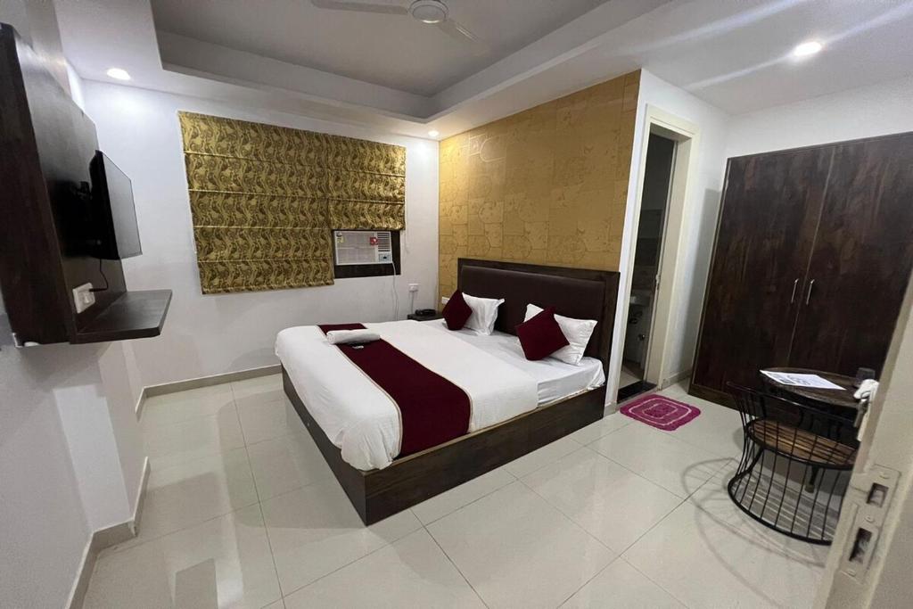 sypialnia z dużym łóżkiem w pokoju w obiekcie HOTEL NEW PUNJAB LUXURY w Nowym Delhi