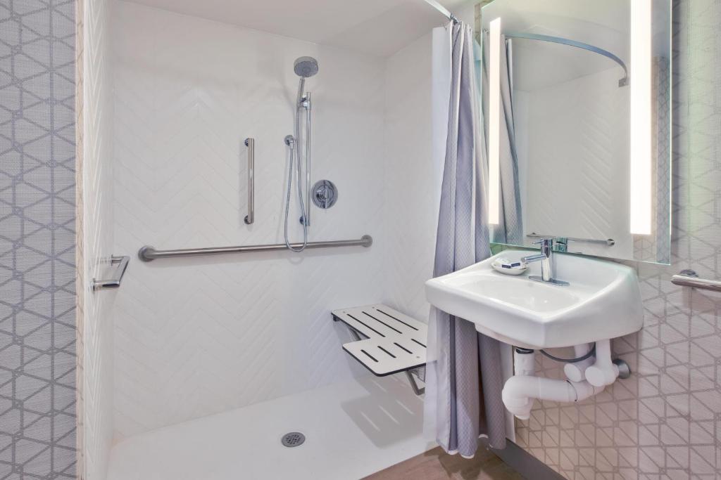 Holiday Inn Va Beach-Oceanside 21st St, an IHG Hotel - Tweepersoonskamer Met Twee Tweepersoonsbedden / Roll In Douche - Niet Roken