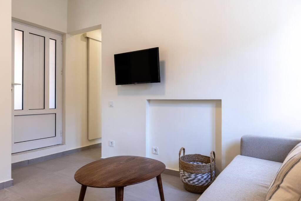 Televízia a/alebo spoločenská miestnosť v ubytovaní Marianthi's Home