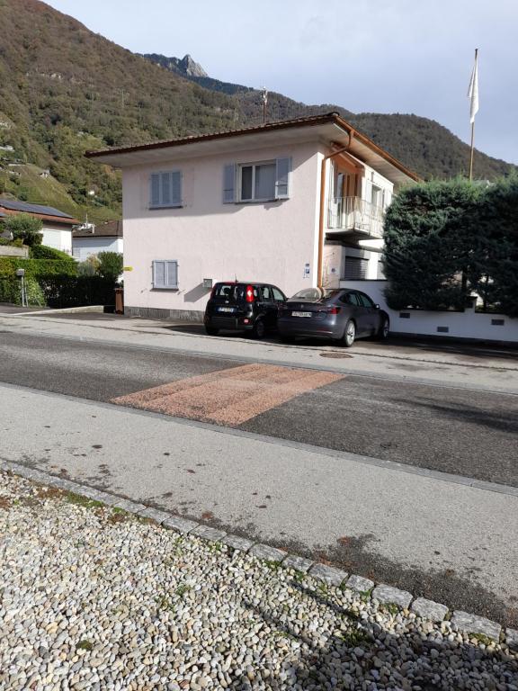 Nespecifikovaný výhled na hory nebo výhled na hory při pohledu z penzionu