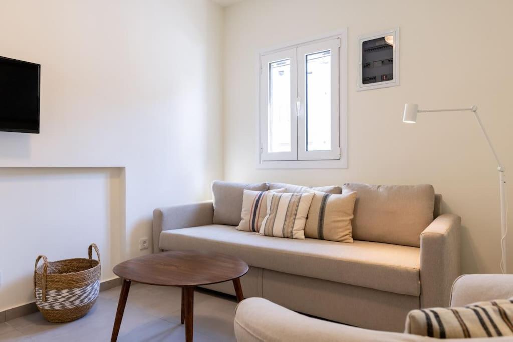 Televízia a/alebo spoločenská miestnosť v ubytovaní Marianthi's Home