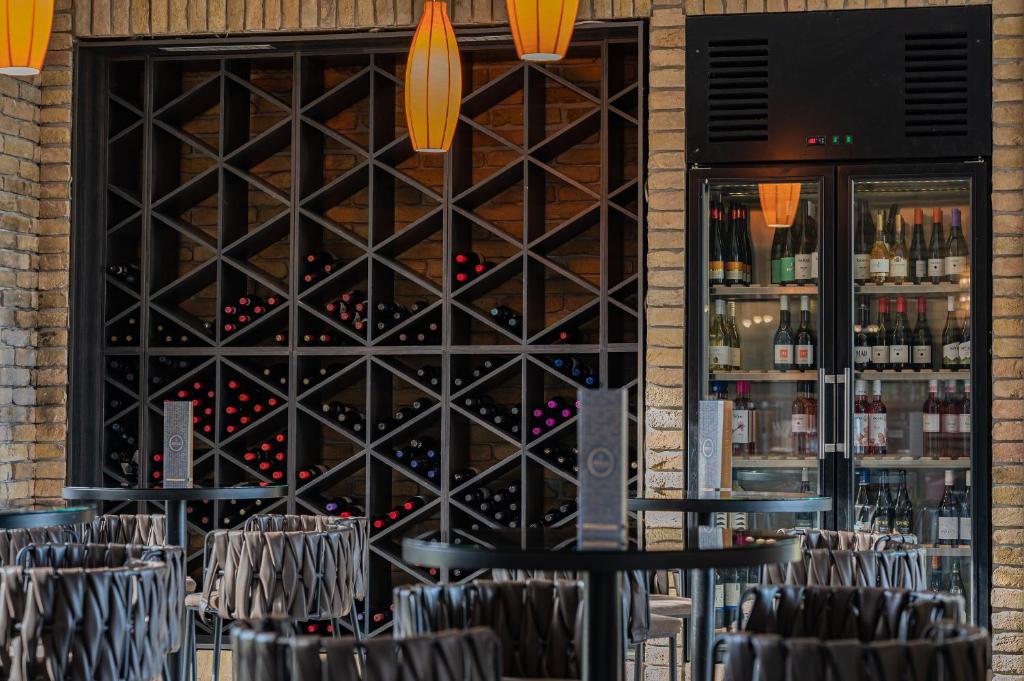 Reštaurácia alebo iné gastronomické zariadenie v ubytovaní Hotel Azur Premium