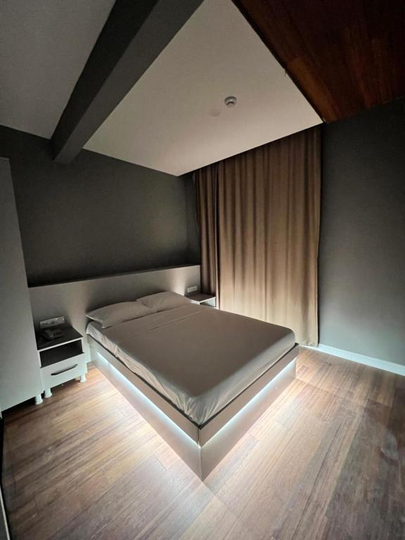 - une chambre avec un lit et du parquet dans l'établissement GÖKOTTA HOTEL, à Istanbul