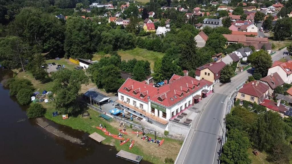una vista aérea de una gran casa en un río en Ubytování Ostende - penzion, en Chocerady