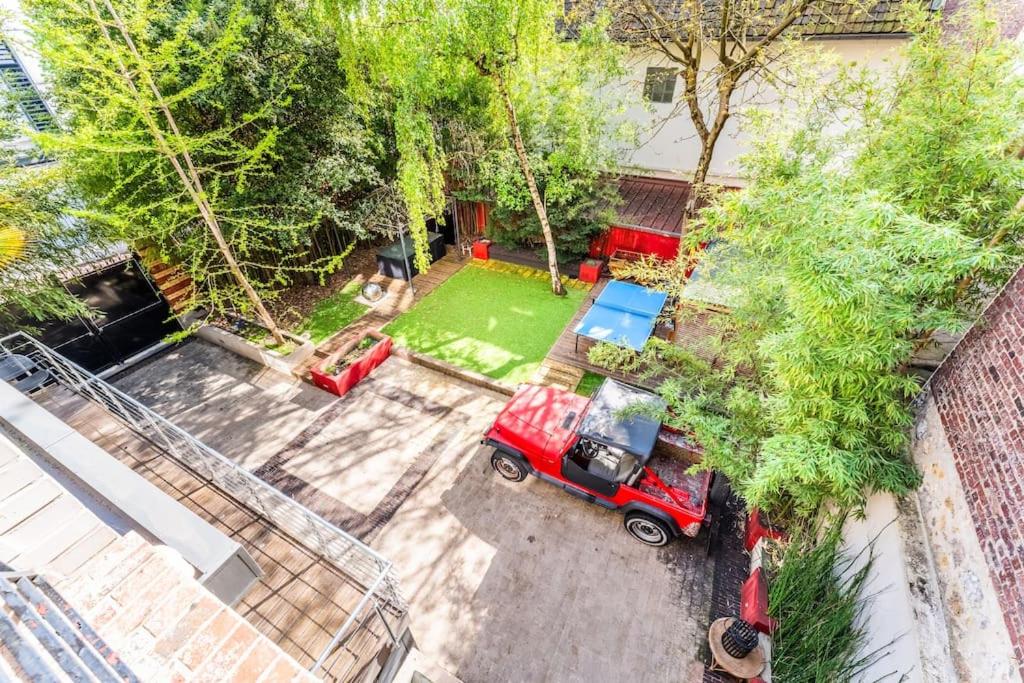una vista aérea de un patio con un camión rojo en Spacieuse Maison à 15 min de la Tour Eiffel, en Suresnes