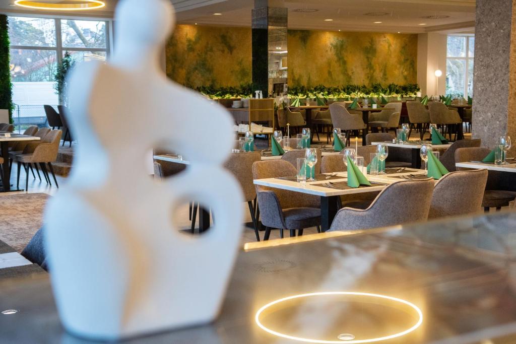 Reštaurácia alebo iné gastronomické zariadenie v ubytovaní Hotel Azur Premium