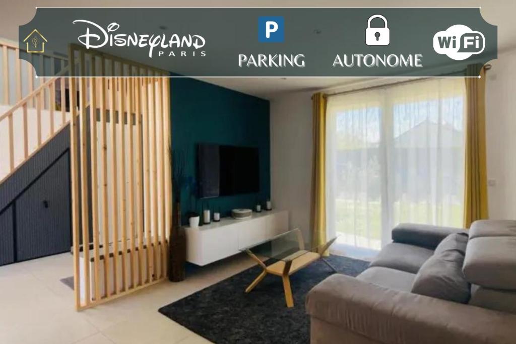 een woonkamer met een bank en een tv bij Villa Bonheur sur Marne Near Disneyland in Claye-Souilly