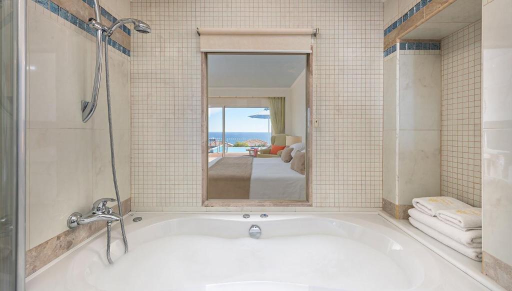 Kúpeľňa v ubytovaní Atrium Prestige Thalasso Spa Resort & Villas