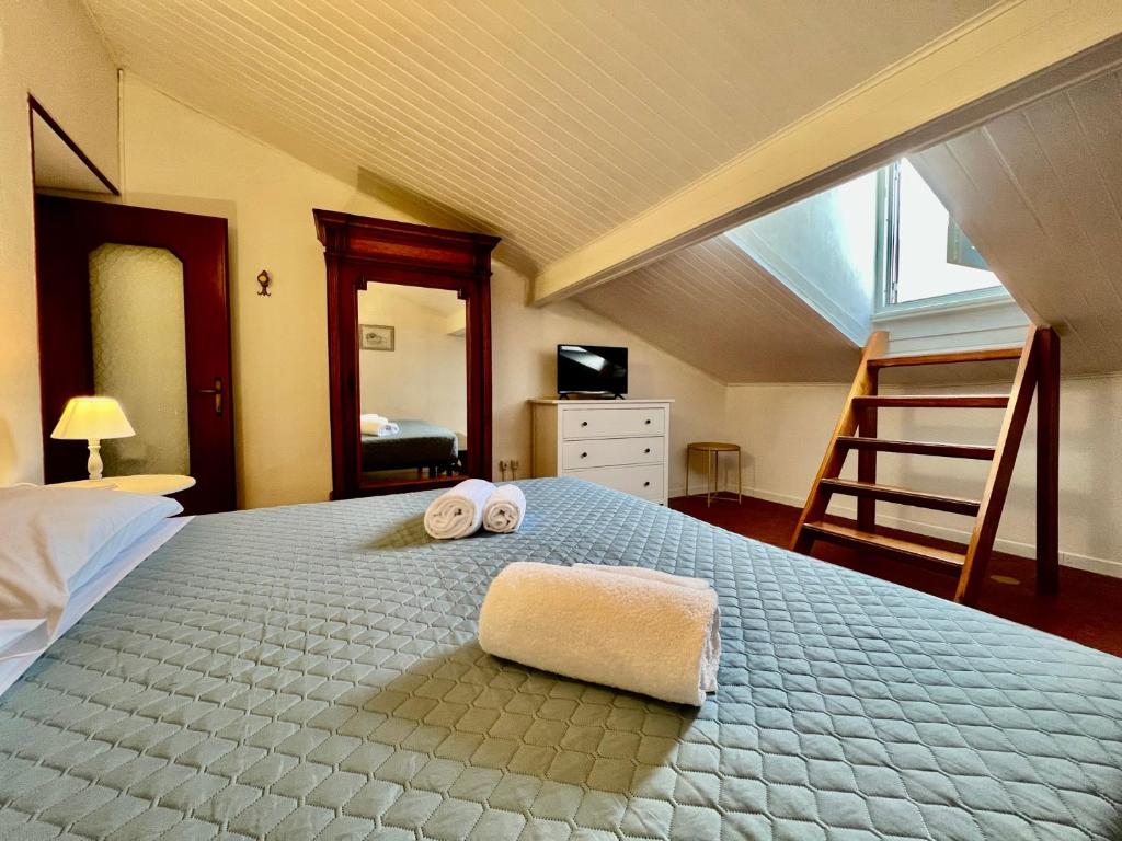een slaapkamer met een bed met twee handdoeken erop bij La Terrazza di Shelley Panoramic Flat in Lerici
