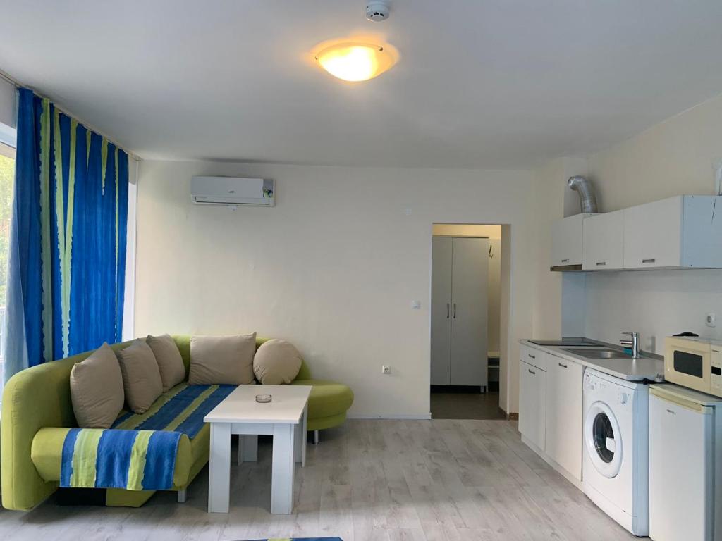 ein Wohnzimmer mit einem Sofa und einem Tisch in der Unterkunft STELA in Nessebar
