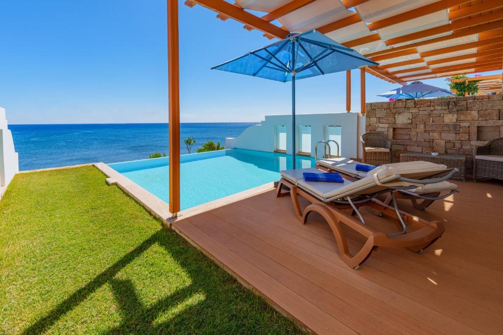 Bazén v ubytovaní Atrium Prestige Thalasso Spa Resort & Villas alebo v jeho blízkosti
