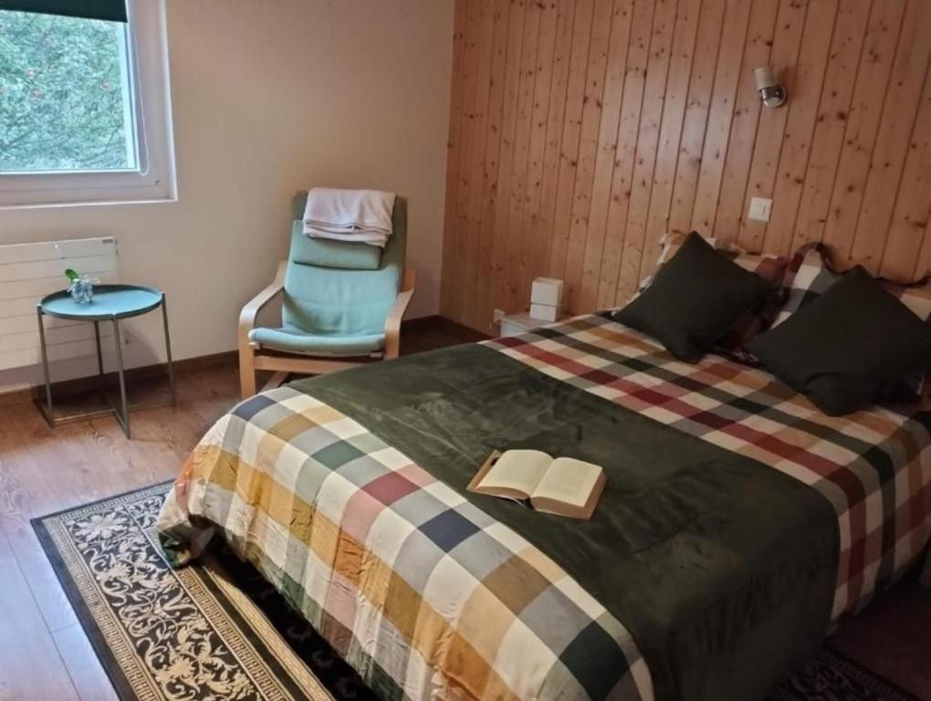 ein Schlafzimmer mit einem Bett mit einem Buch darauf in der Unterkunft Le Sorelle Apartments 2 in Ferden