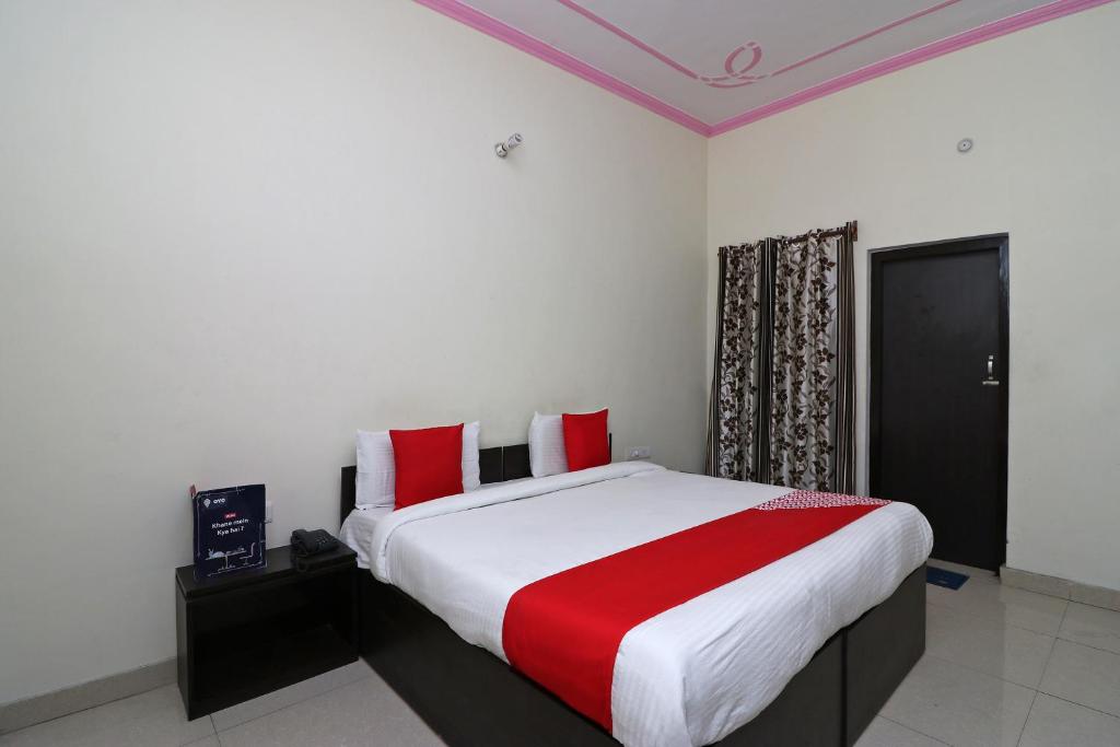 Llit o llits en una habitació de SPOT ON14161 Hotel Asdr