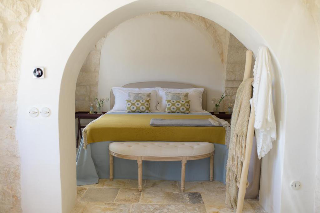 a bedroom with a bed in an archway at Masseria Celeste in Fasano