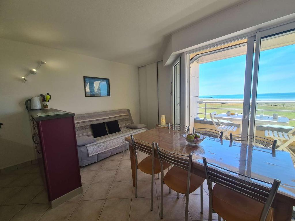 une salle à manger avec une table et une vue sur l'océan dans l'établissement Appartement 2 pièces/cabine, piscine, parking, bord de mer - Saint Jean de Monts - FR-1-224C-81, à Saint-Jean-de-Monts