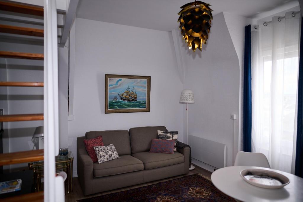 uma sala de estar com um sofá e uma mesa em Les Salins de Batz-sur-mer em Batz-sur-Mer