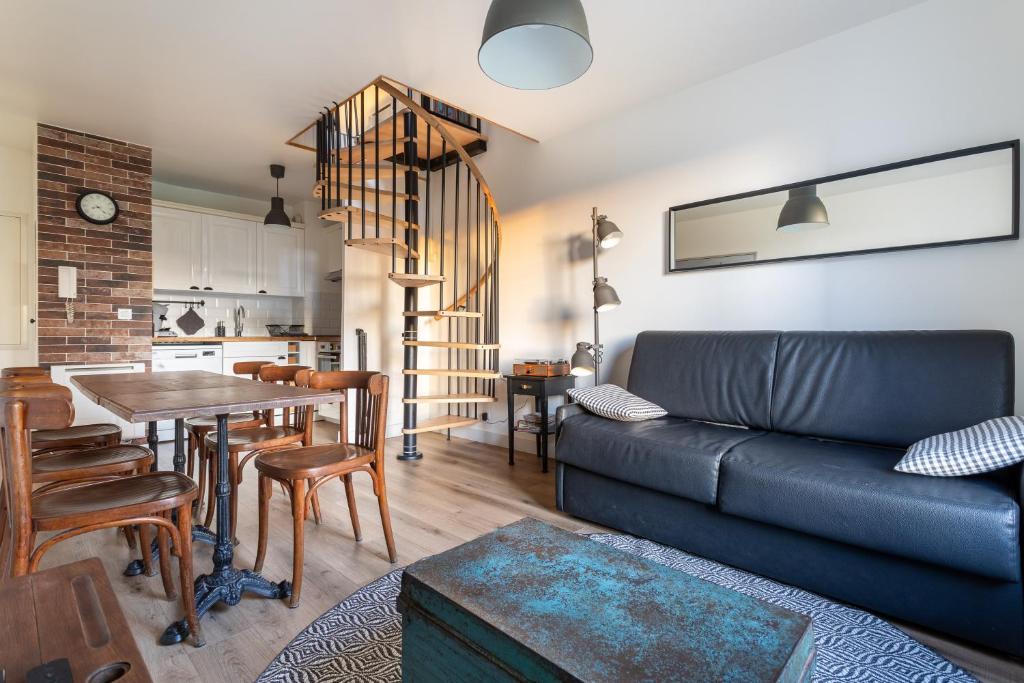 een woonkamer met een bank en een tafel bij Magical Playroom, 10 minutes de Disneyland Paris! in Chessy