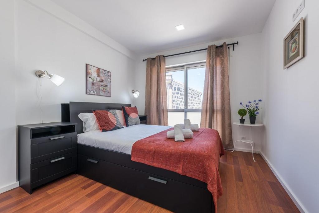a bedroom with a bed and a window at GuestReady - Beautiful Plateau in Porto