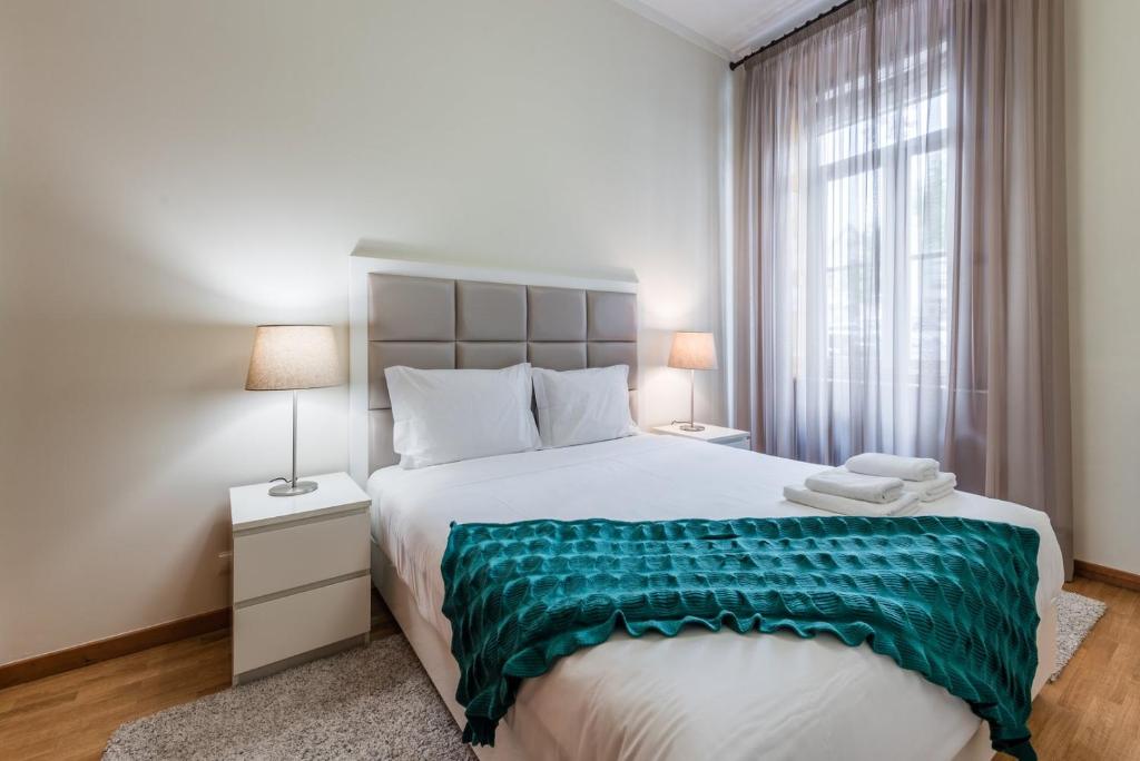 ポルトにあるGuestReady - Amaryllis Apartmentのベッドルーム(大型ベッド1台、窓付)