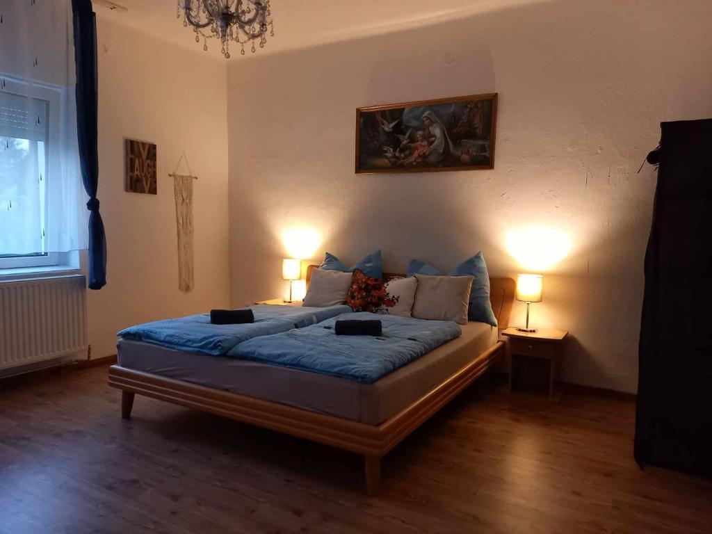 Posteľ alebo postele v izbe v ubytovaní Vidám ház, a Zöld Szívü faluban Sopron mellett