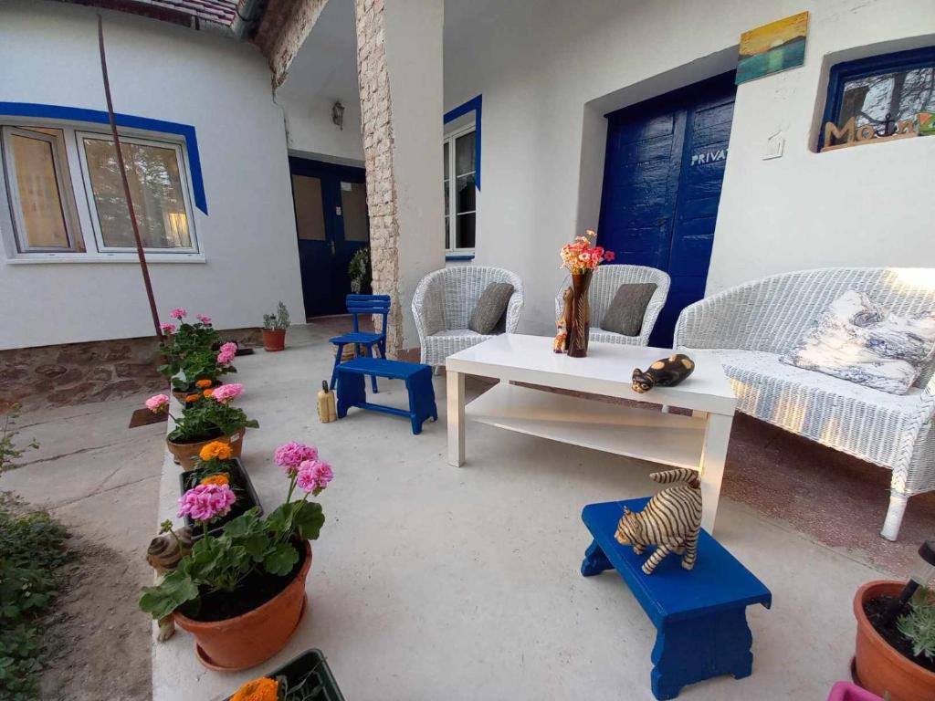 Patio alebo iná vonkajšia časť ubytovania Vidám ház, a Zöld Szívü faluban Sopron mellett