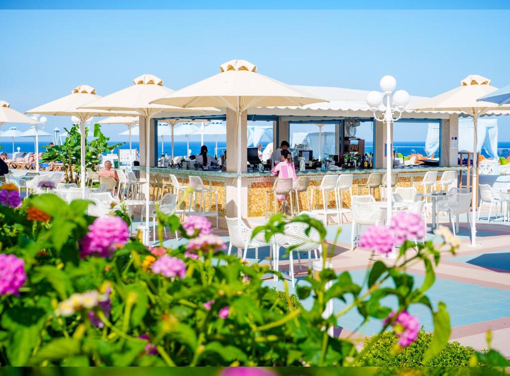 Hostia v ubytovaní Atrium Prestige Thalasso Spa Resort & Villas