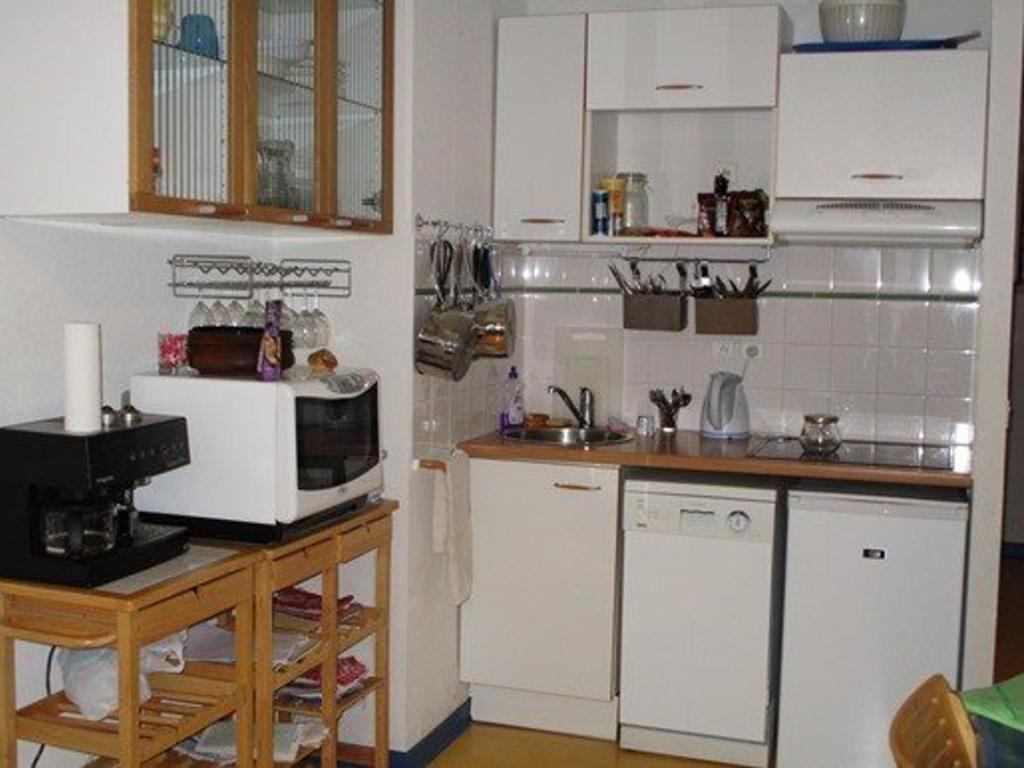 コトレにあるAppartement Cauterets, 2 pièces, 6 personnes - FR-1-234-158のキッチン(白い家電製品、カウンタートップ付)