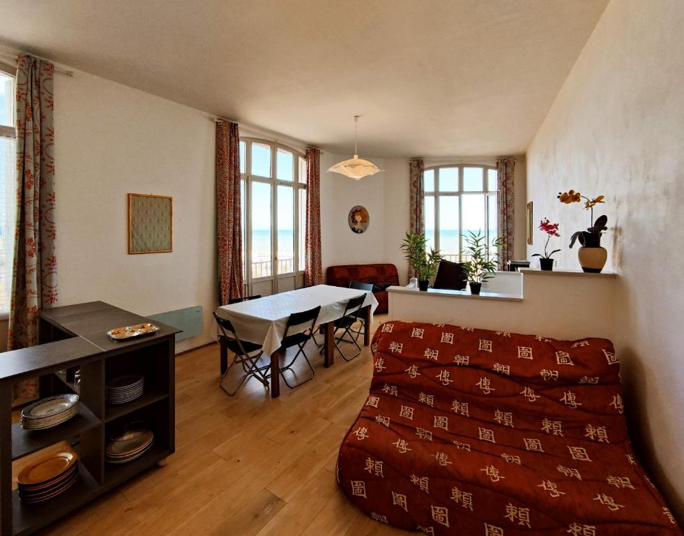 un salon avec un canapé et une table dans l'établissement Vue panoramique sur la mer et les falaises, au Tréport