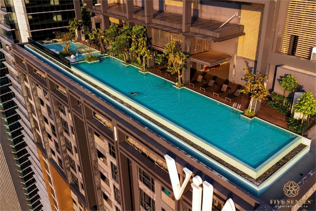 クアラルンプールにあるViiA Residence, Mid Valley KLの建物の上のスイミングプールの上から見渡せる