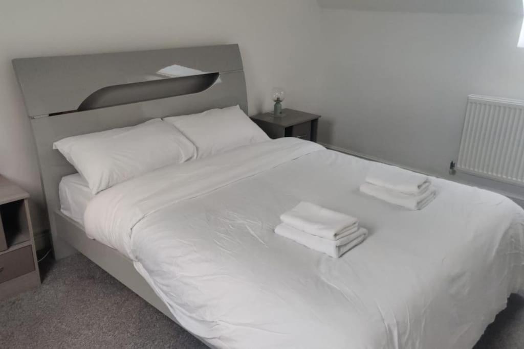 Krevet ili kreveti u jedinici u objektu Large 6 Bedroom house in Hendon