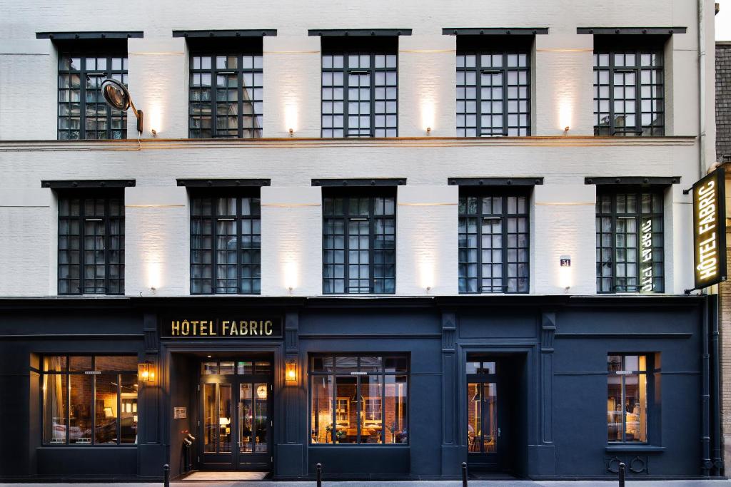 una fachada de un edificio con una casa de hotel en Hôtel Fabric, en París