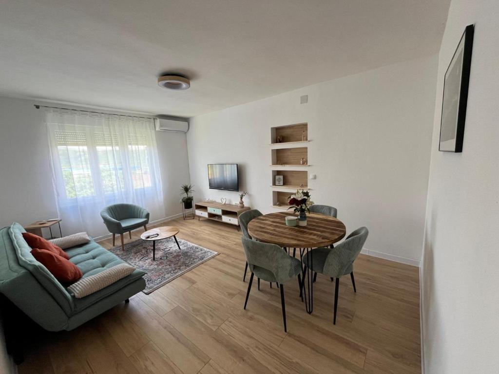 TV a/nebo společenská místnost v ubytování Apartman TeNeN