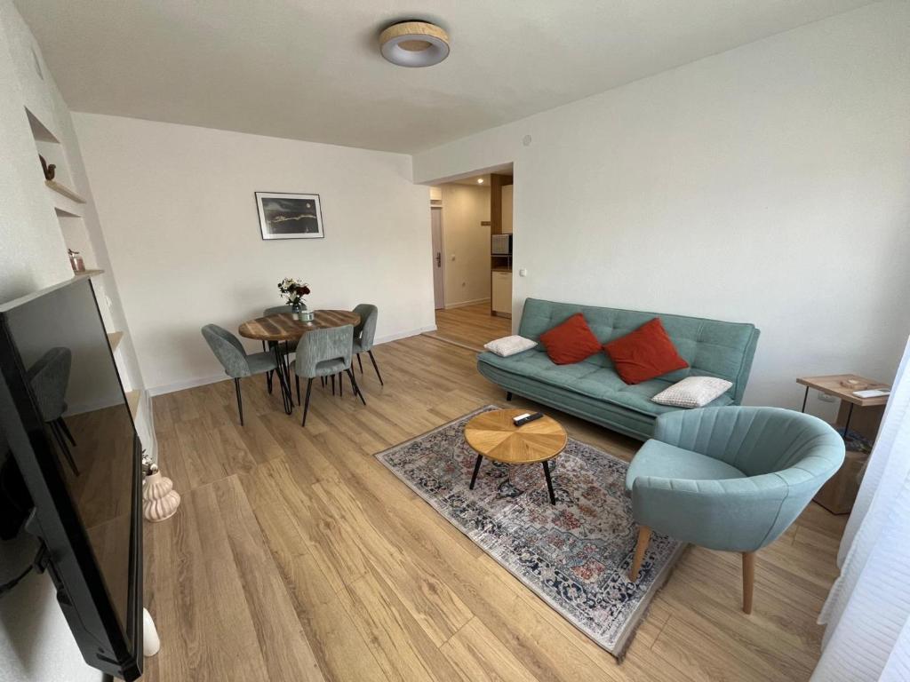 een woonkamer met een bank en een tafel bij Apartman TeNeN in Knin