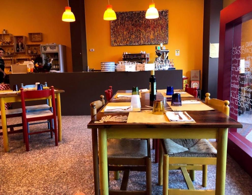 a dining room with a table and chairs in a restaurant at Affittacamere Pizzeria Ristorante Treppì in Caldiero
