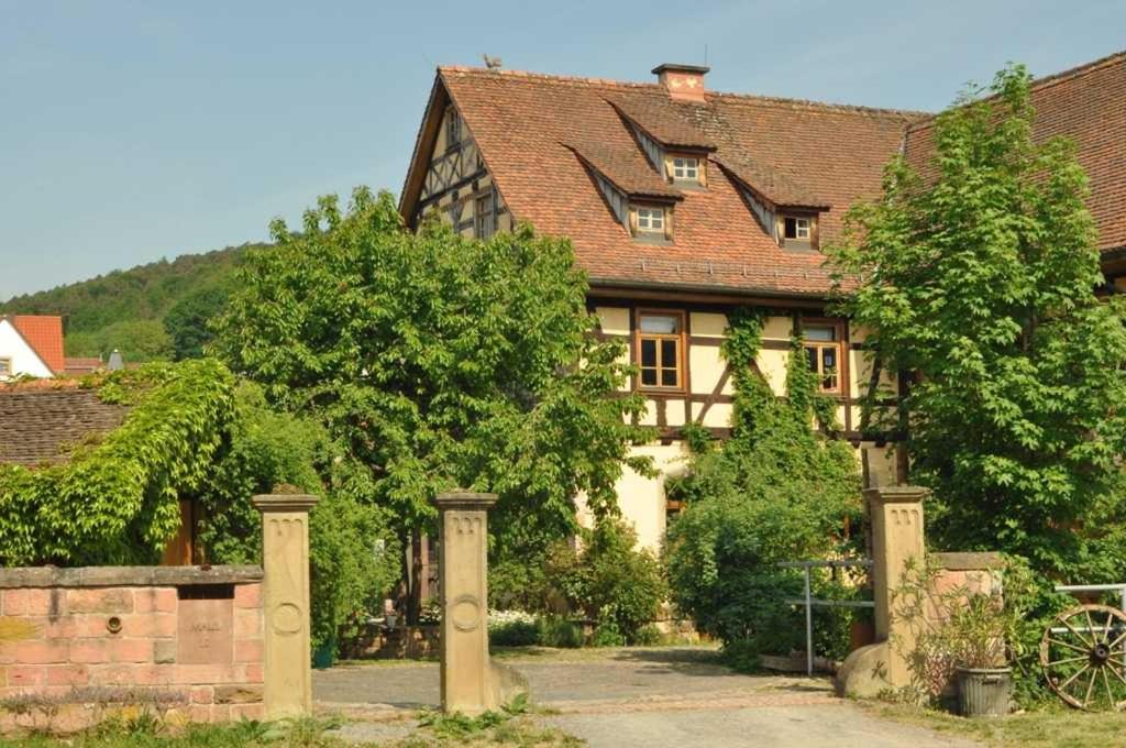 Breuberg的住宿－Gästezimmer - Fuhrhalterei Maul，前面有树木的大房子