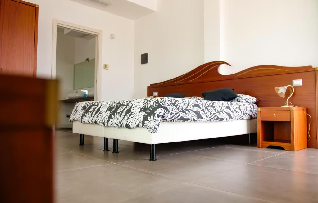 Łóżko lub łóżka w pokoju w obiekcie Max Luxury Suite - Servizio Spiaggia Inclusa